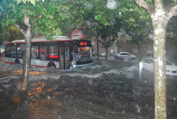 成都暴雨來(lái)襲助燃成都租車(chē)火焰